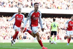  阿森纳门将低级失误，伯恩茅斯补时扳平抢关键一分  