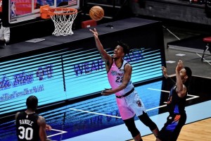  巴特勒三双热火加时险胜尼克斯  